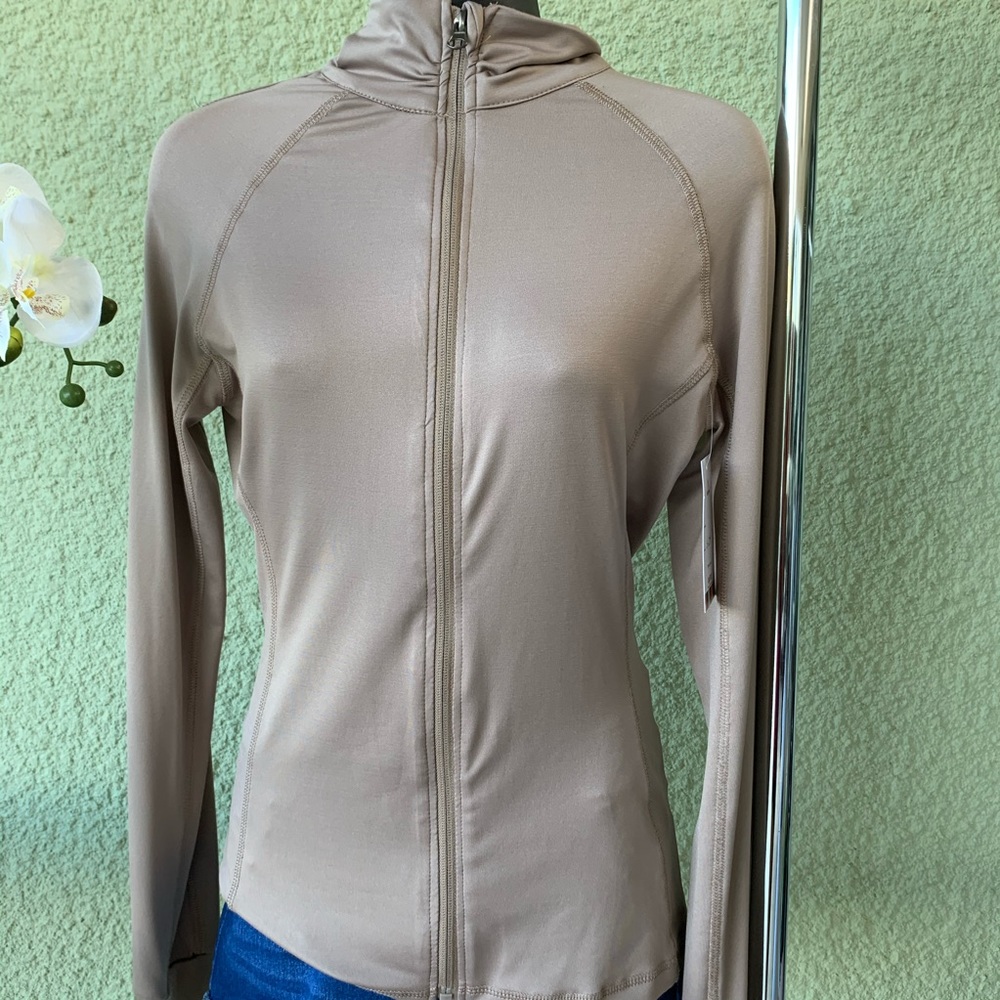 Long Sleeve Top. Zipper front. Med
